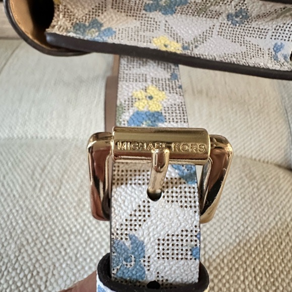 Michael Kors- Floral Envelope Belt Bag Size: L/XL - Picture 5 of 6